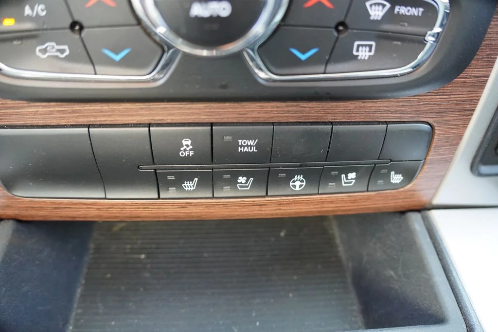 Used 2016 Brilliant Black Crystal Pearlcoat Ram Laramie image 7