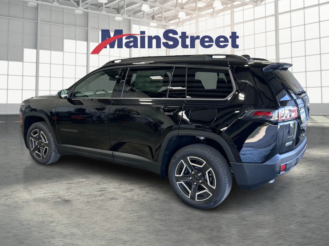 New 2026 Diamond Black Crystal Pearl-Coat Exterior Paint Jeep Laredo image 3