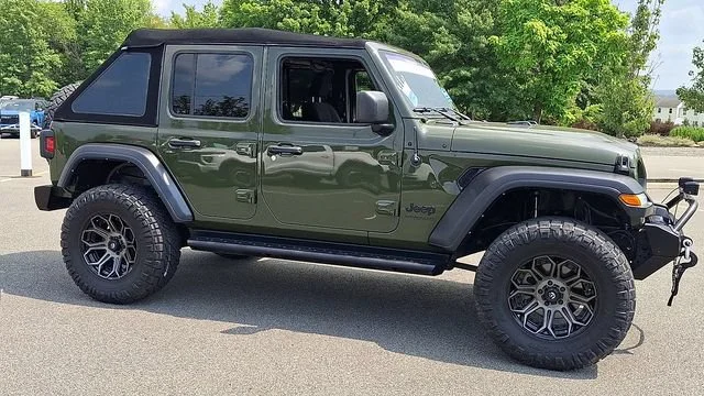 Used 2021 Green Jeep Sport Altitude 4x4 image 3