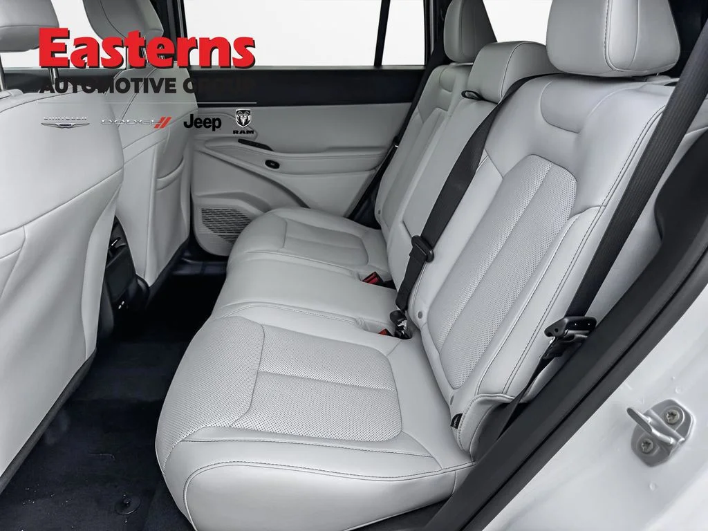 New 2026 Bright White Clear-Coat Exterior Paint Jeep Limited image 21
