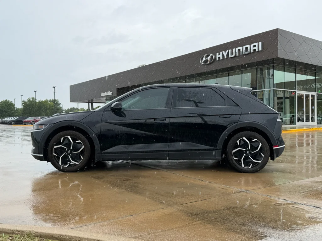 Used 2023 Abyss Black Hyundai SEL image 2