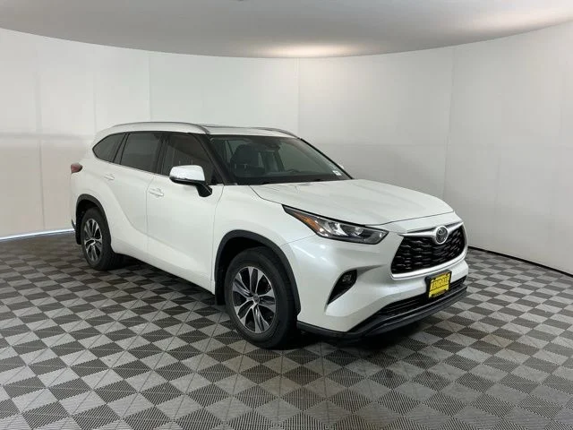 Used 2020 White Toyota XLE image 3