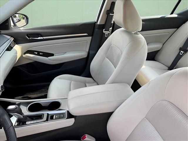 Used 2023 White Nissan 2.5 SV image 9