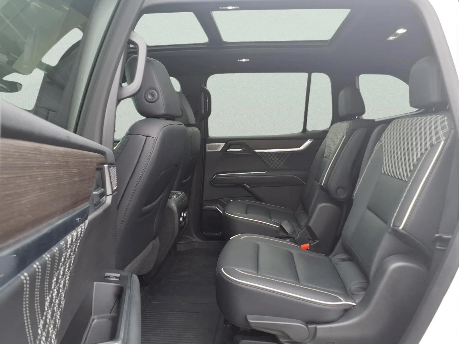 Used 2025 White Frost Tricoat GMC Denali image 13