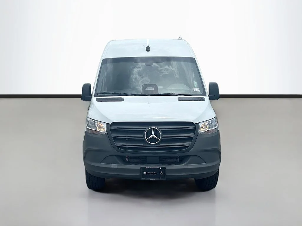 Used 2025  Mercedes-Benz Cargo 144 WB image 8
