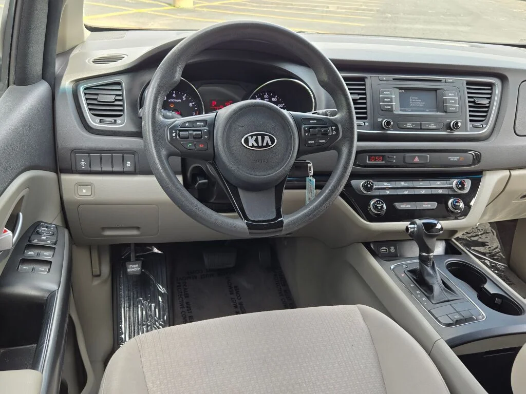 2017 Kia Sedona LX - Photo 18