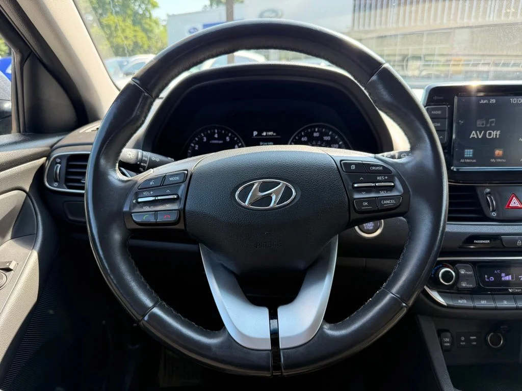 Used 2018 White Hyundai Base image 10