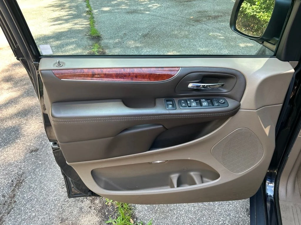 Used 2015 Black Chrysler Touring image 12