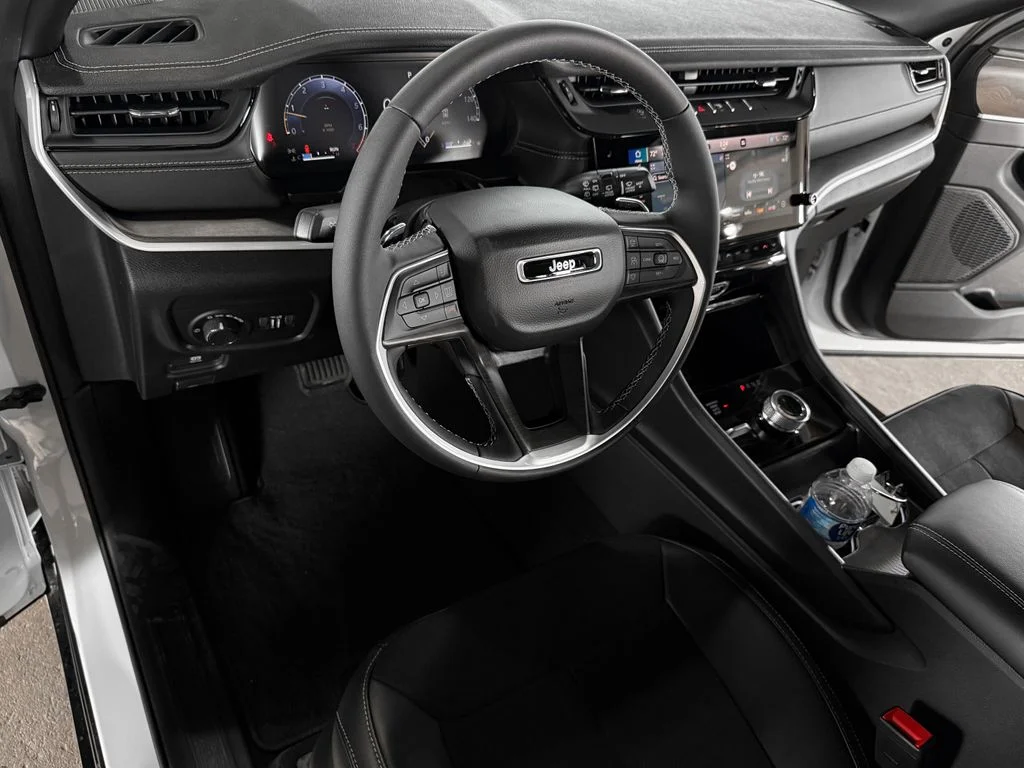 New 2026 White/off-white Jeep Laredo image 33