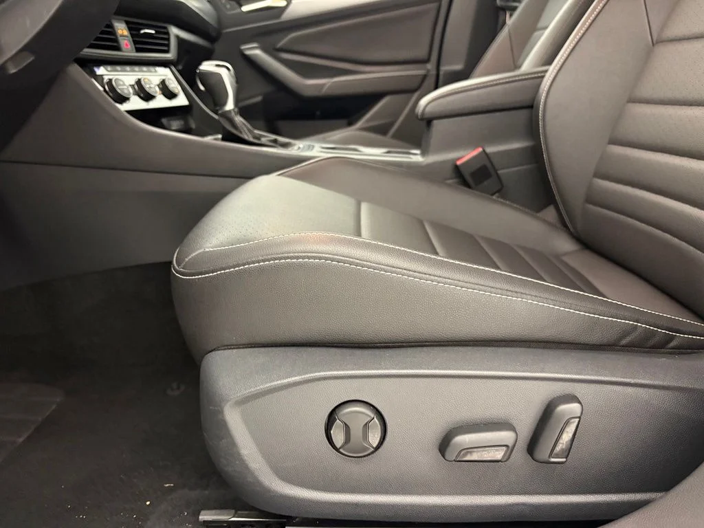 Used 2024 Silver Volkswagen 1.5T SE image 3