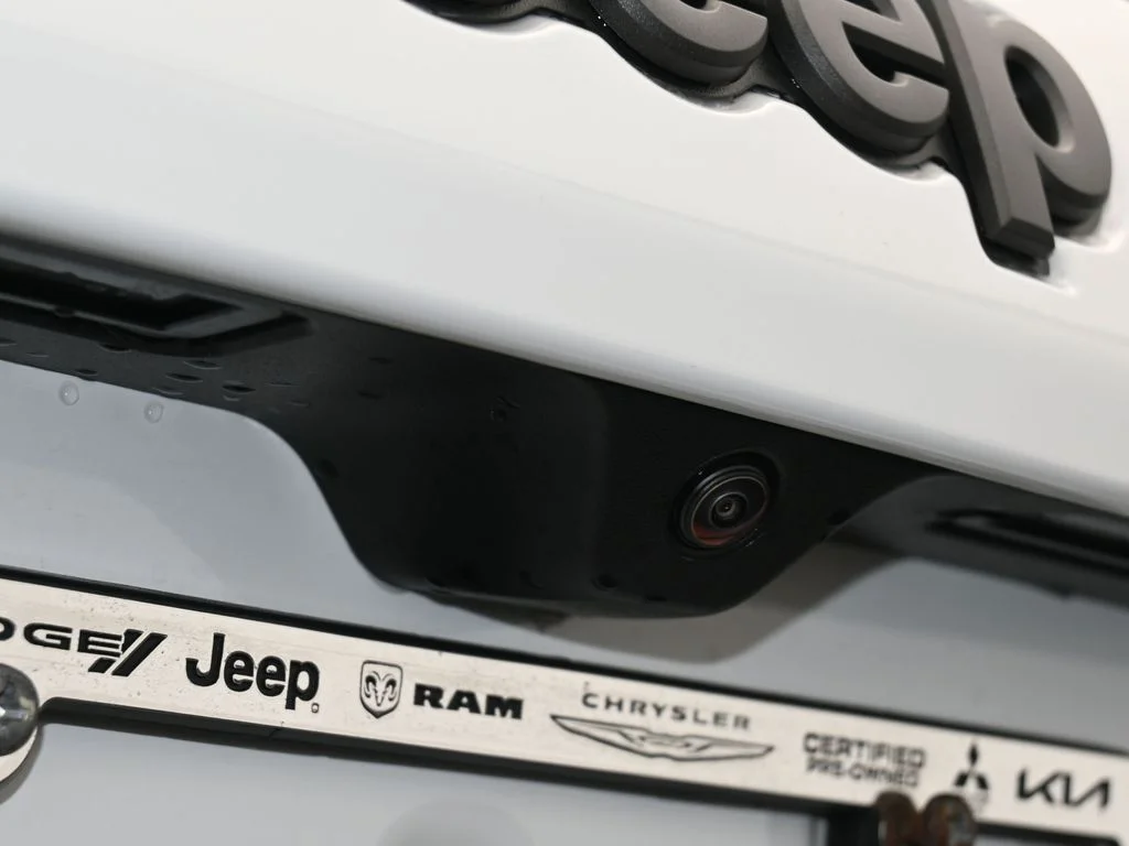 New 2026 Bright White Clear-Coat Exterior Paint Jeep Latitude image 30