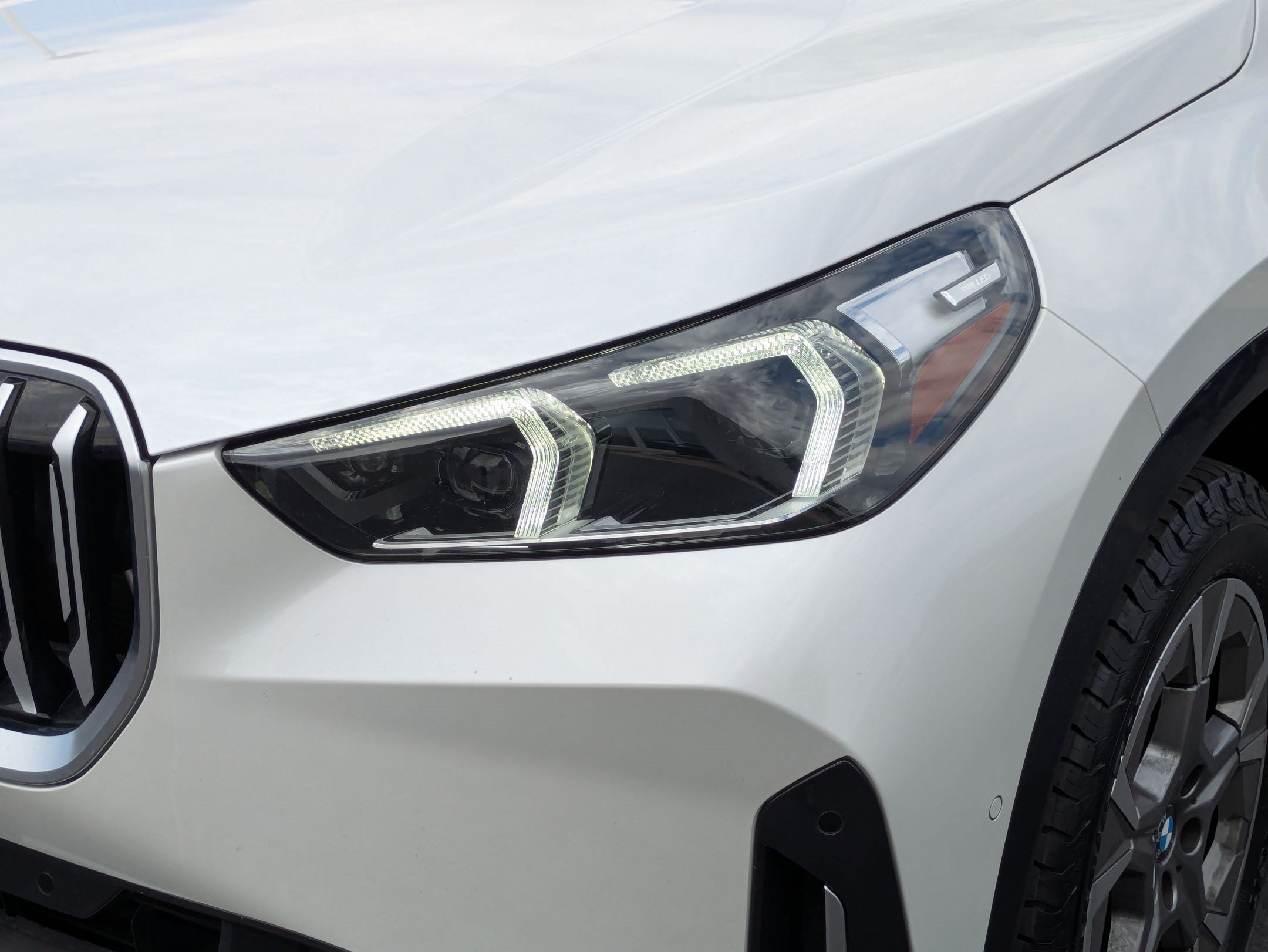 Used 2024 Mineral White Metallic BMW xDrive28i image 9