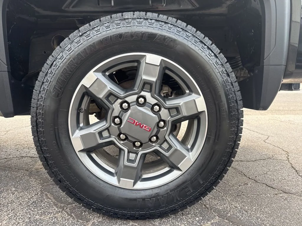 Used 2025 Onyx Black GMC SLE image 11