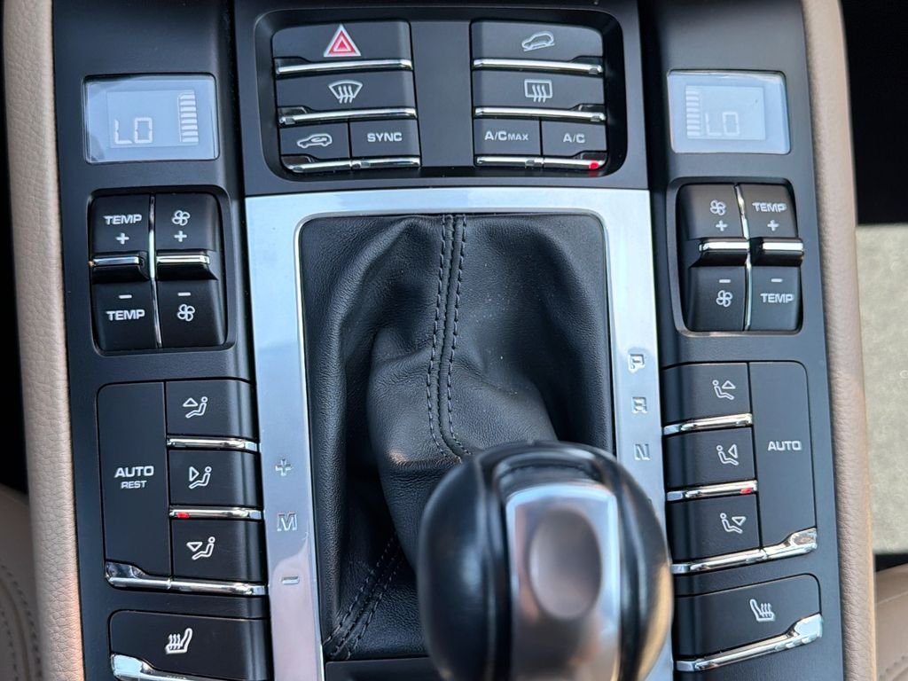 Used 2021  Porsche Base image 17