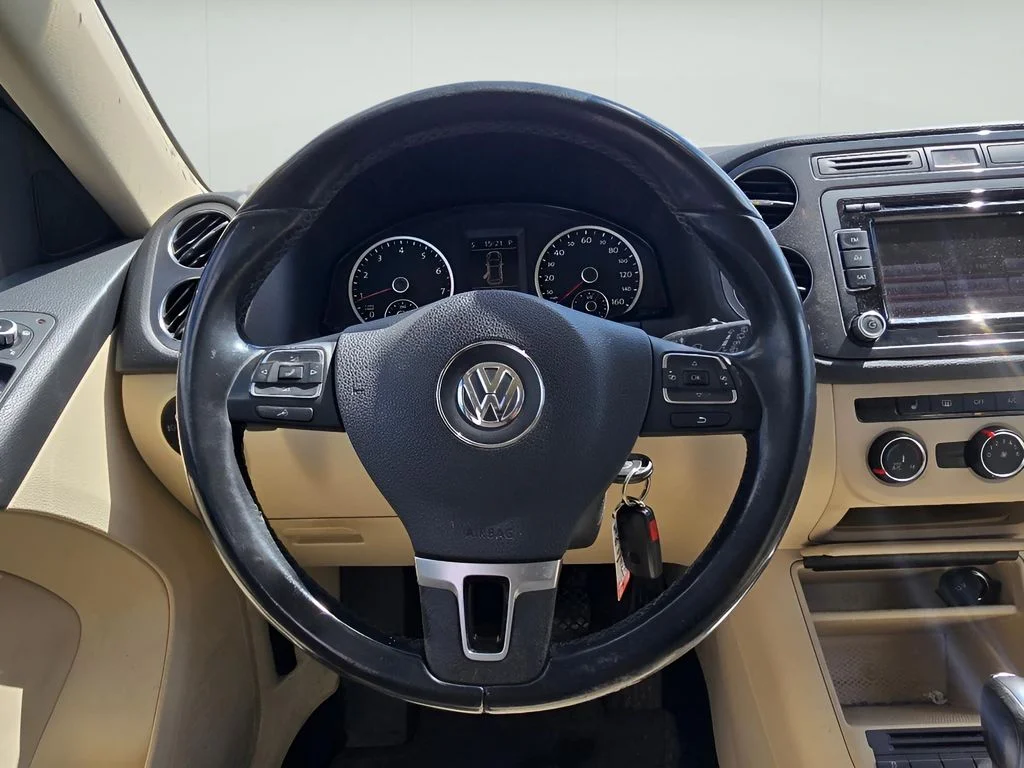 Used 2013 Deep Black Metallic Volkswagen SE image 25