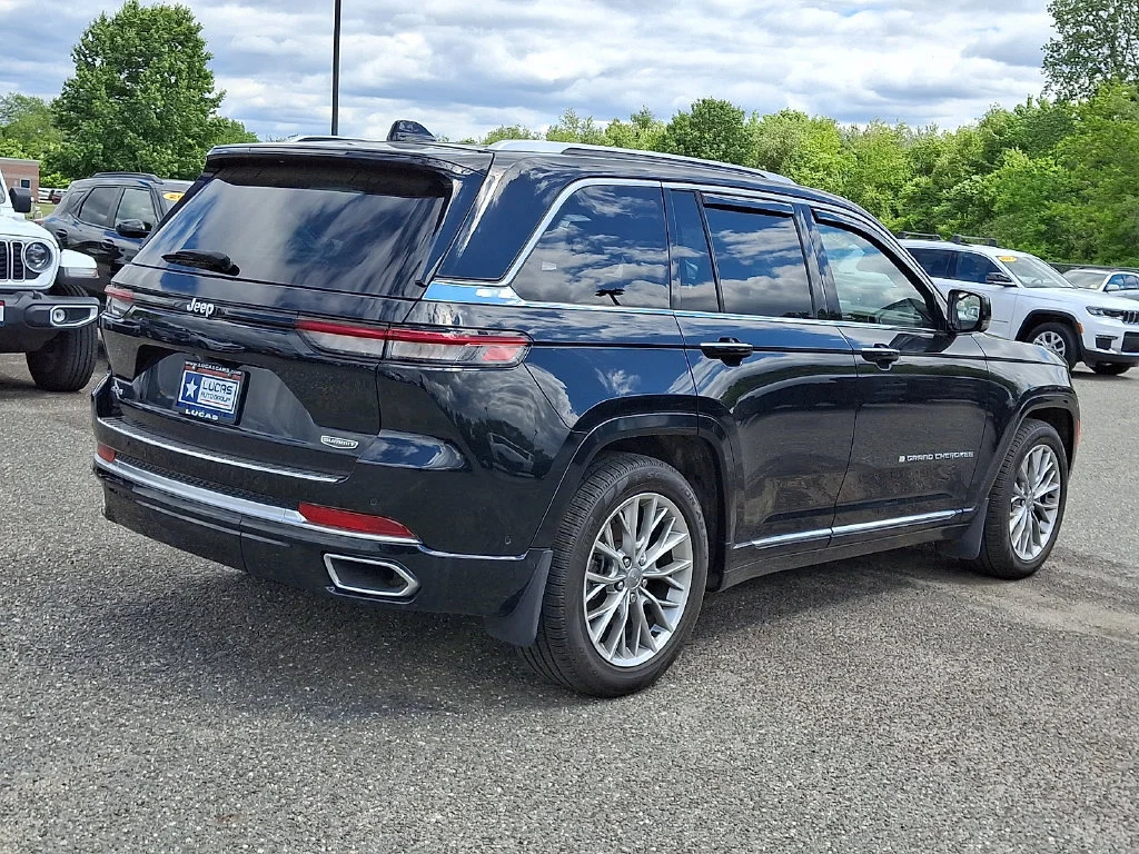 Used 2023 Diamond Black Crystal Pearlcoat Jeep Summit Reserve image 12