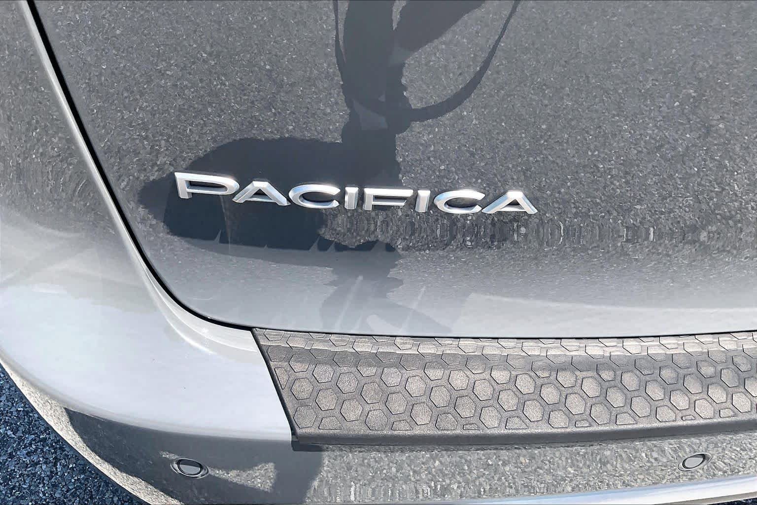Used 2023 Ceramic Gray Clearcoat Chrysler Hybrid Pinnacle image 32