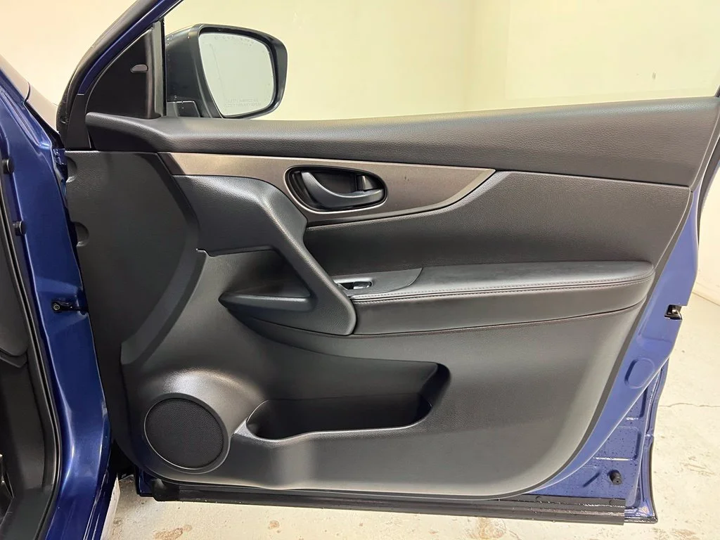 Used 2022 Blue Nissan S image 32
