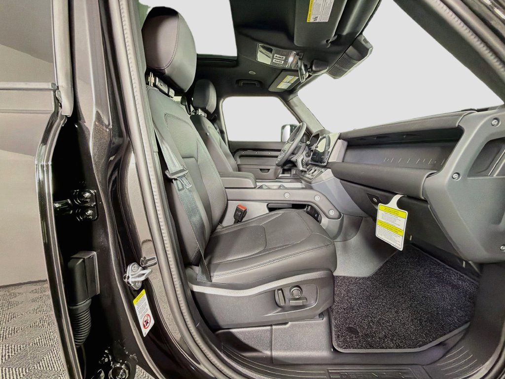 New 2026 Santorini Black Land Rover X-Dynamic SE image 31