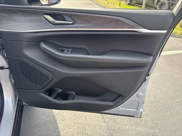 New 2026 Silver Zynith Jeep Altitude image 9