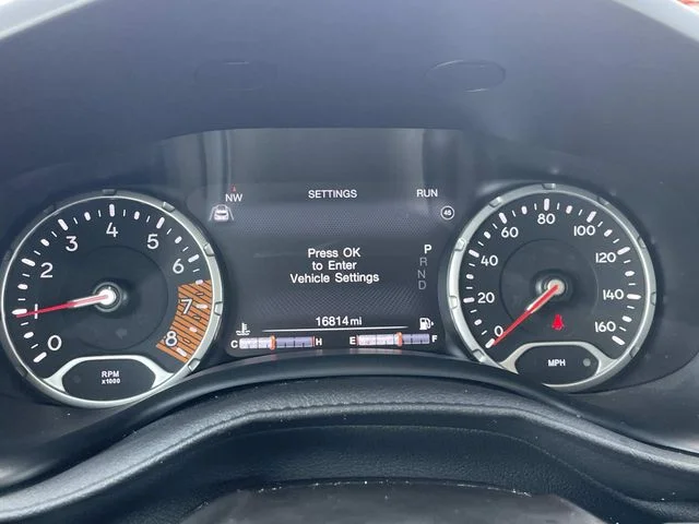 Used 2023 White Jeep Altitude image 20