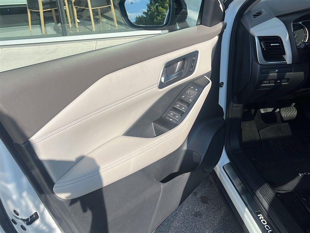 Used 2021 Pearl White Tricoat/Super Black Nissan SL image 16