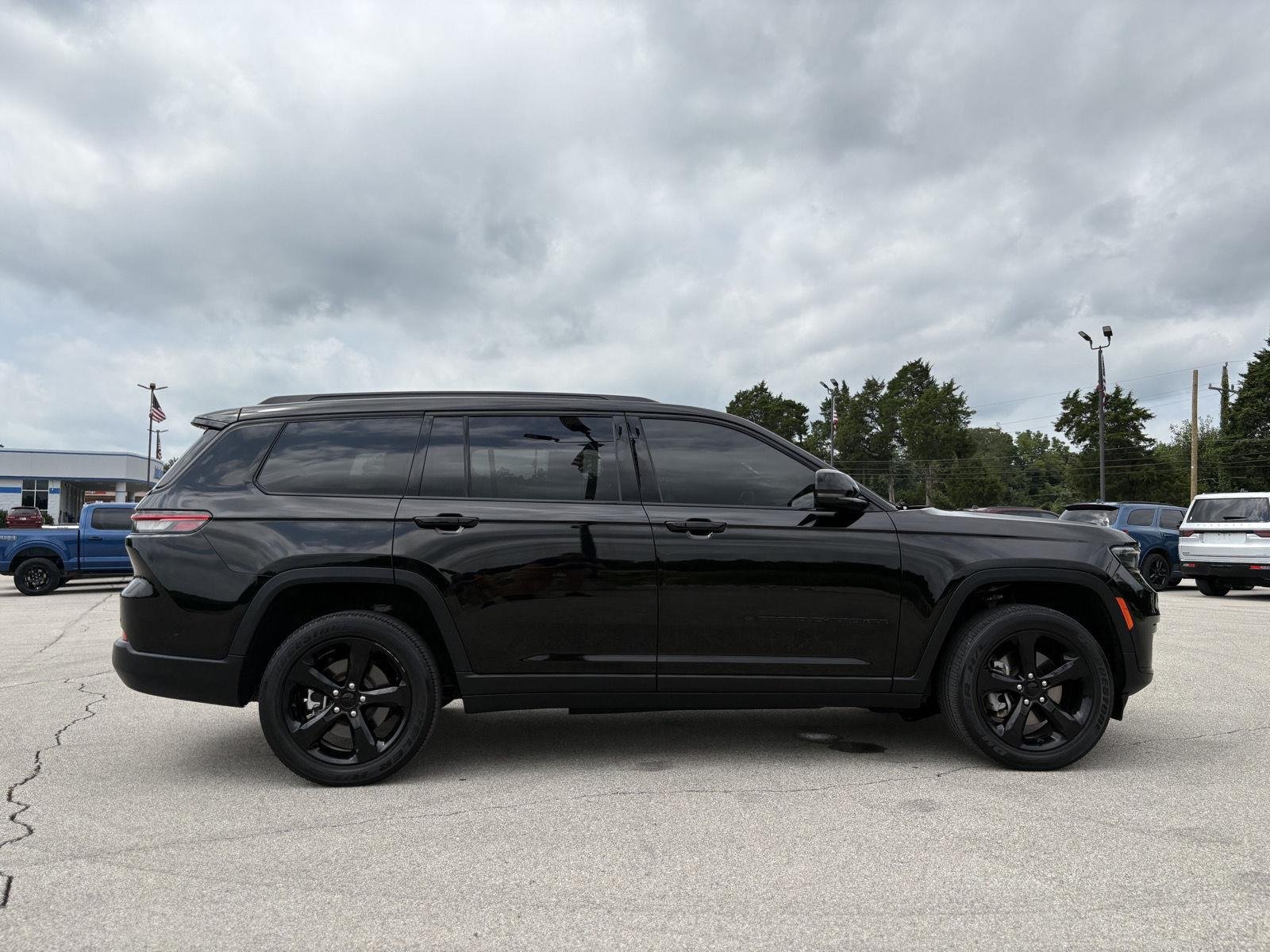 Used 2023 Diamond Black Crystal Pearlcoat Jeep Altitude image 23