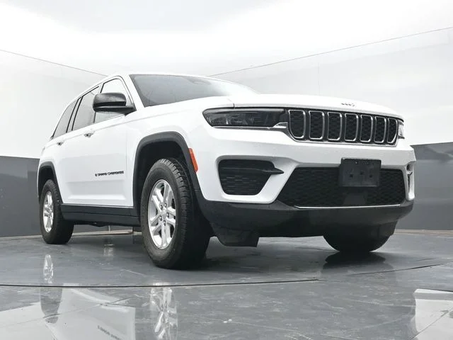 Used 2024 White Jeep Laredo image 1