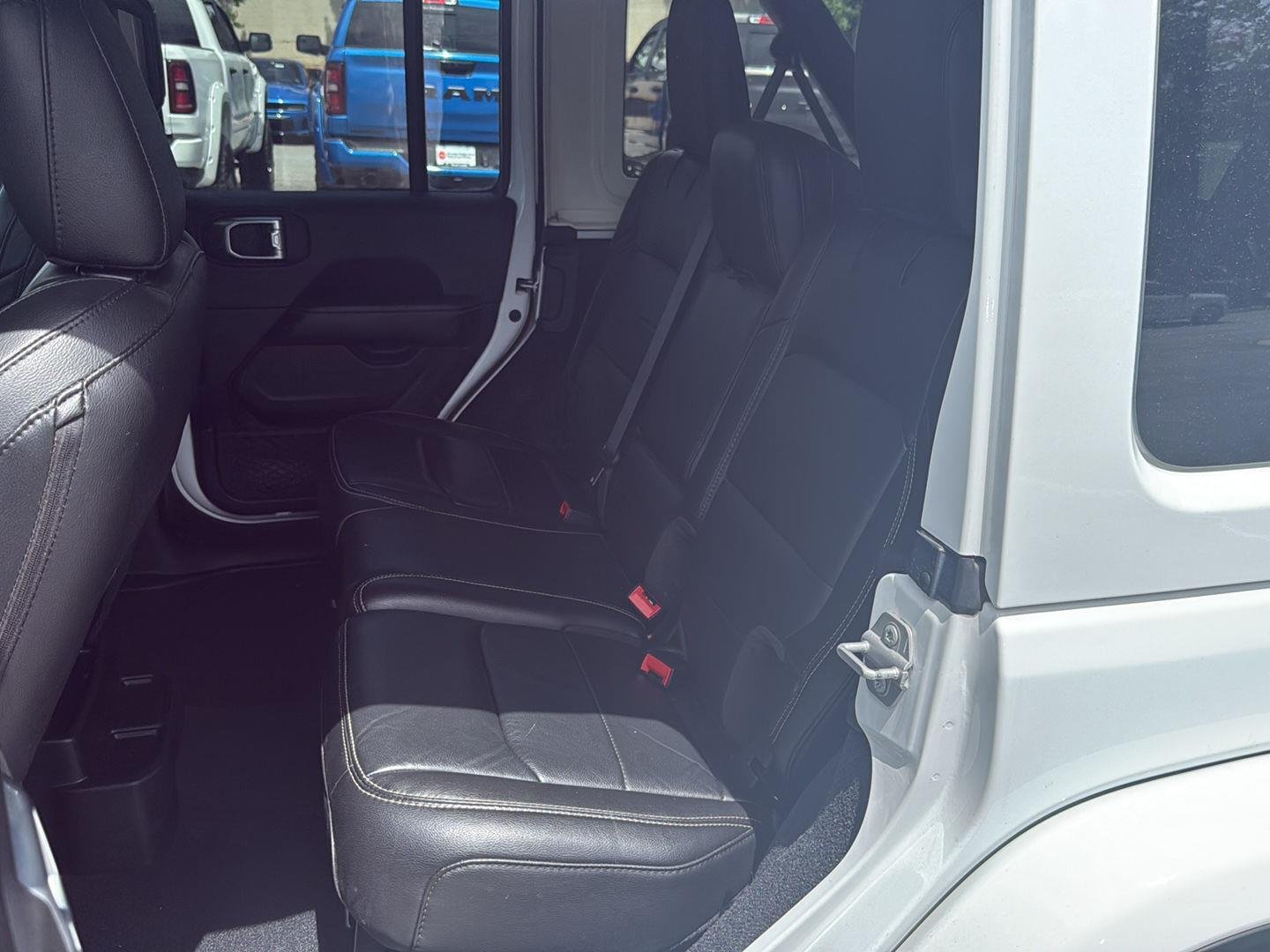 Used 2022  Jeep Sahara image 7