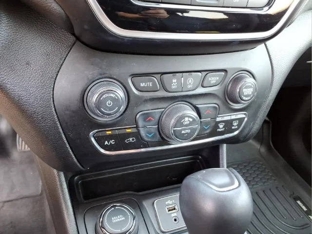Used 2019 Gray Jeep Limited image 28