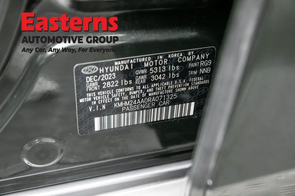 Used 2024 Green Hyundai SE image 33