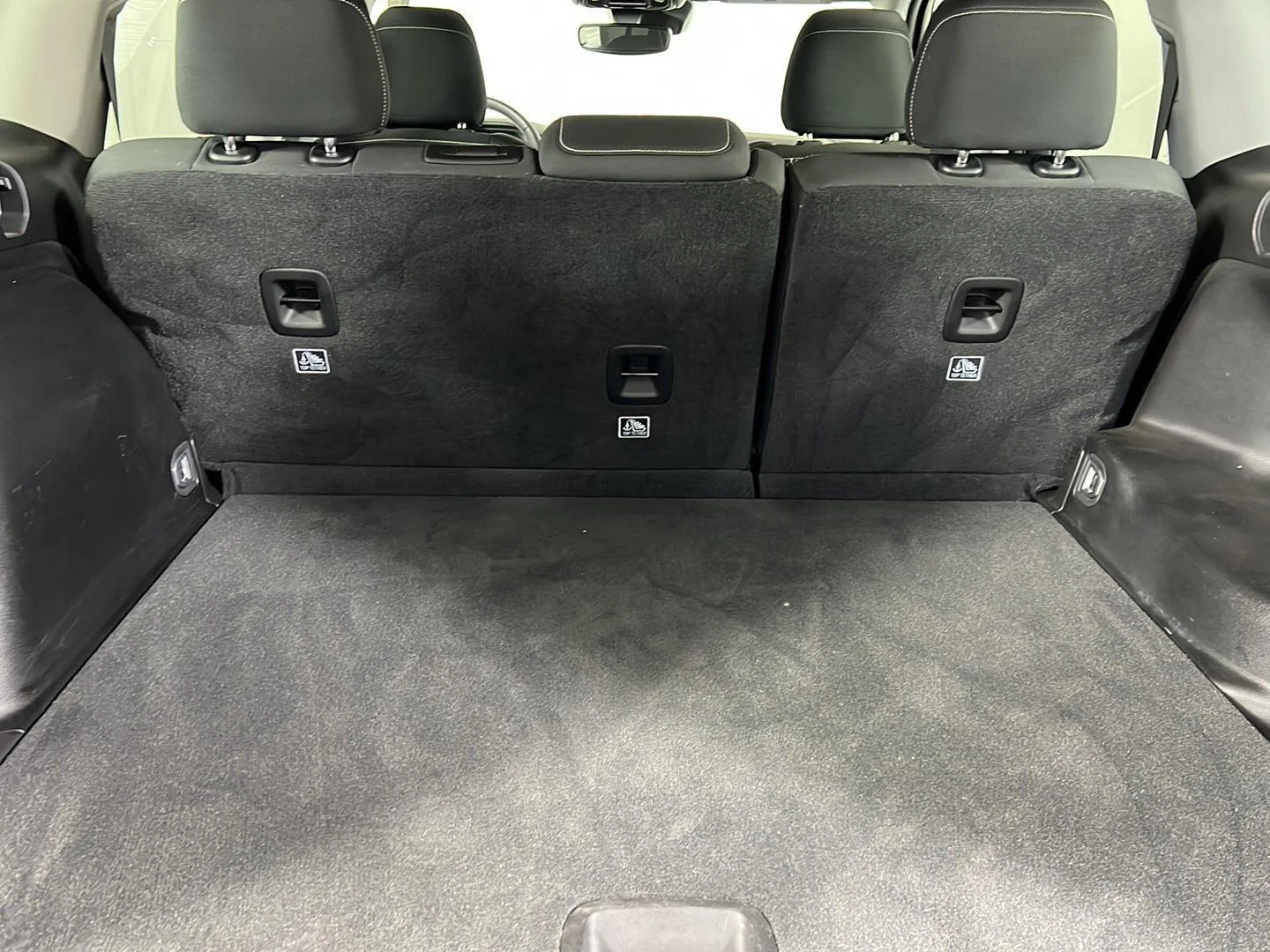 Used 2023 Diamond Black Crystal Pearlcoat Jeep Laredo image 11