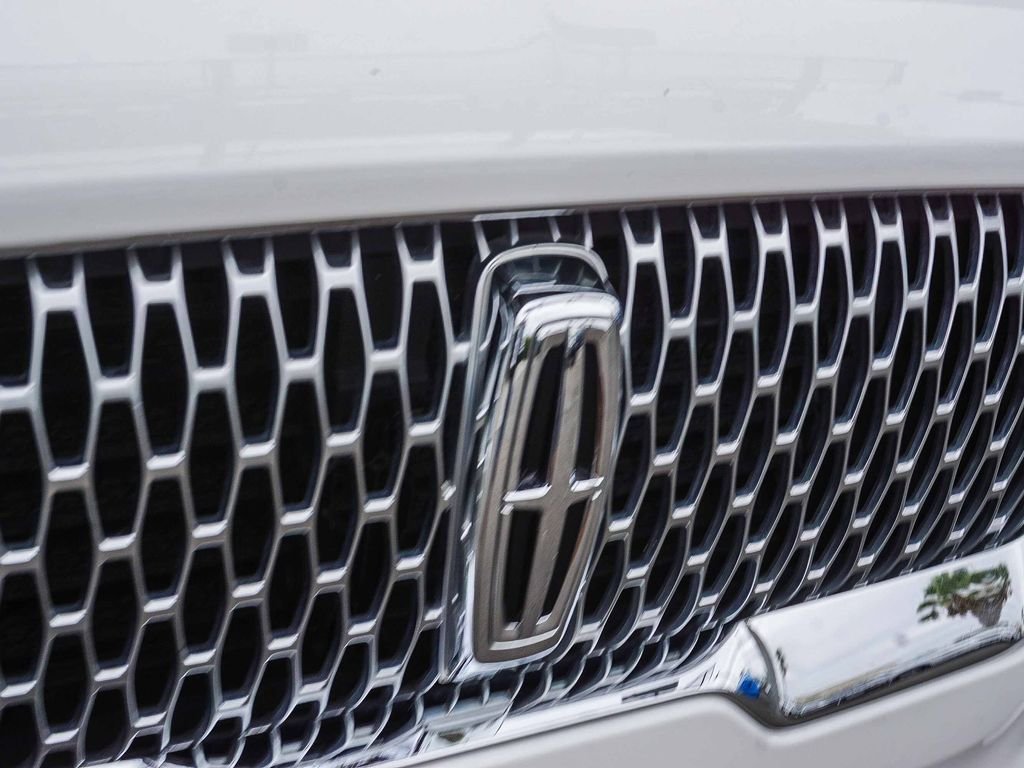 Used 2022 White Lincoln Standard image 11