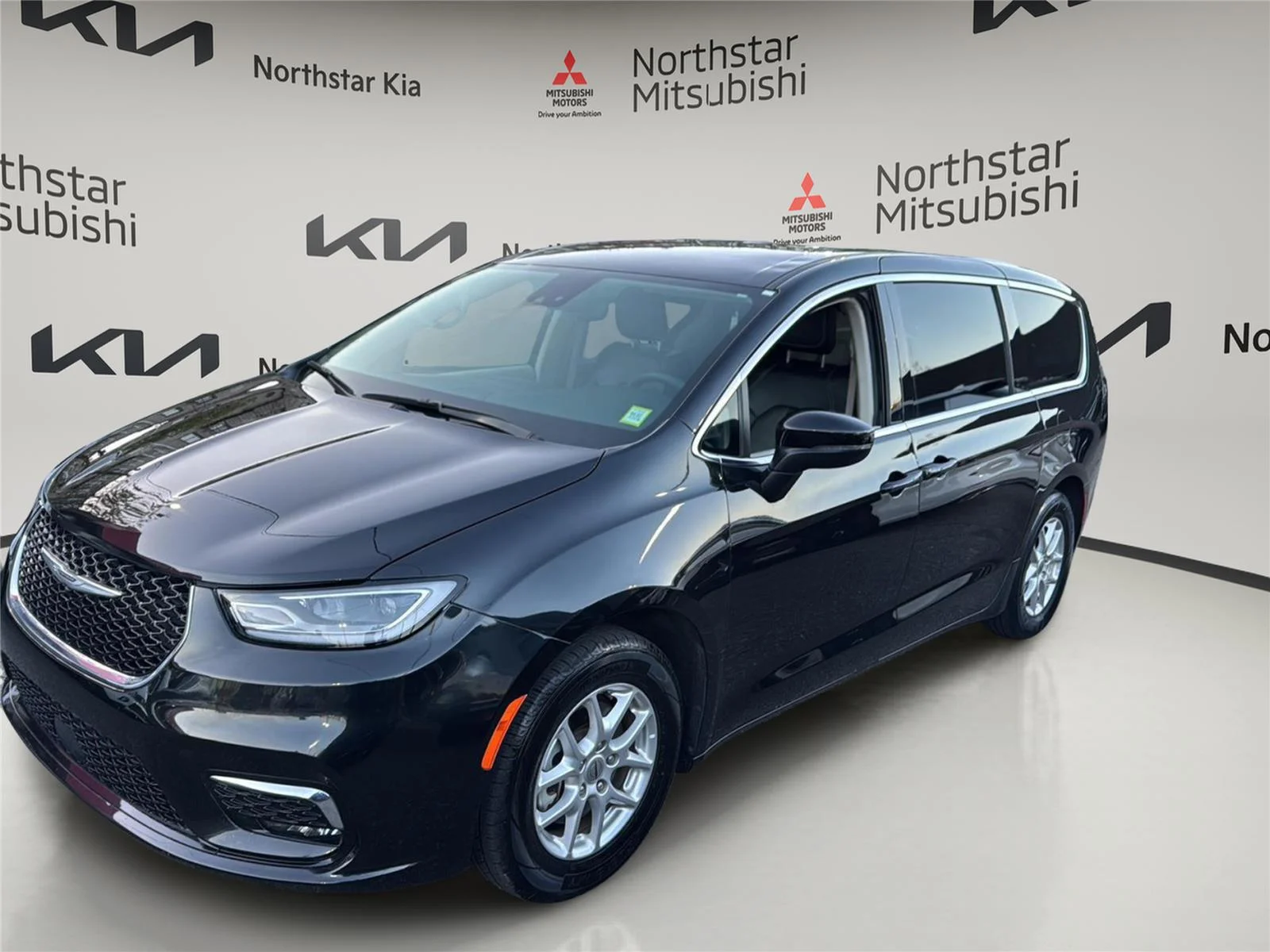 2023 Chrysler Pacifica Touring L's photo