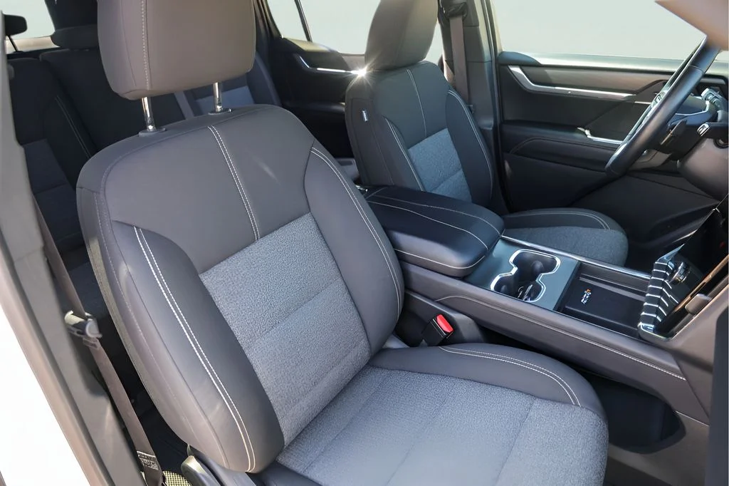 Used 2025 White GMC Elevation image 33