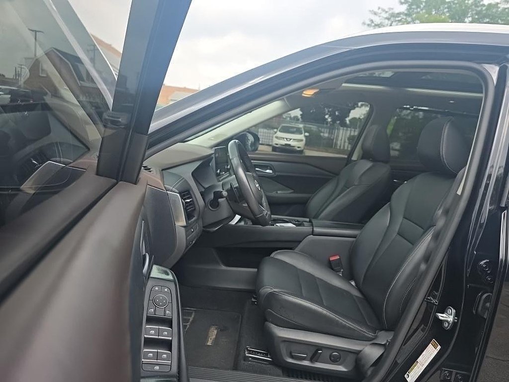 Used 2023 Super Black Nissan SL image 12