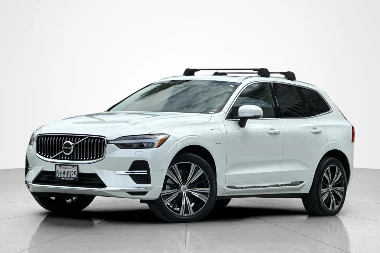 2023 Volvo XC60 T8 Plus Bright Theme AWD's photo