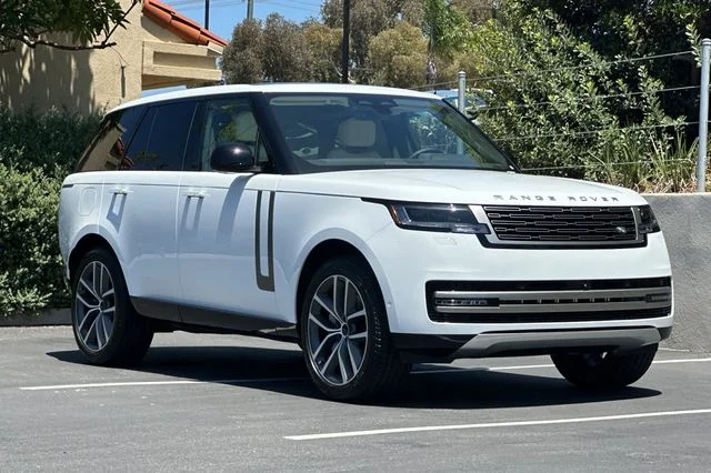 New 2026 Fuji White Land Rover SE image 7