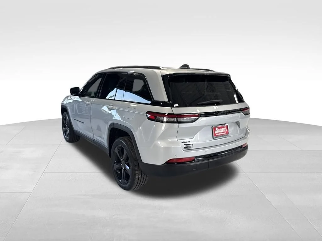 Used 2025 Silver Jeep Altitude image 3