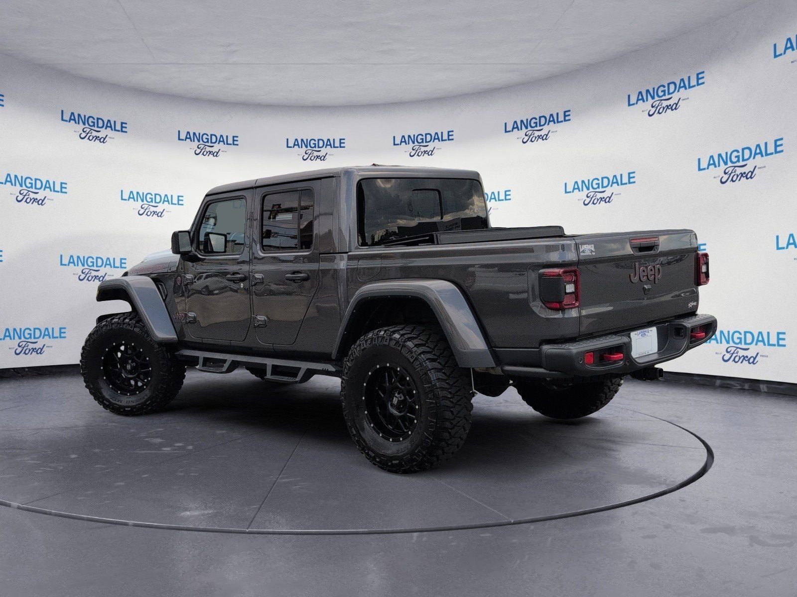Used 2024 Crystal Metallic Jeep Rubicon image 9