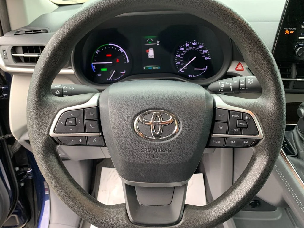 Used 2021  Toyota LE image 28