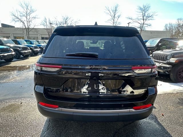 New 2026 Diamond Black Crystal Pearl-Coat Exterior Paint Jeep Altitude image 5