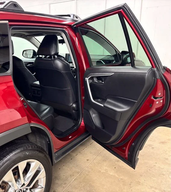 Used 2021 Red Toyota XLE Premium image 19