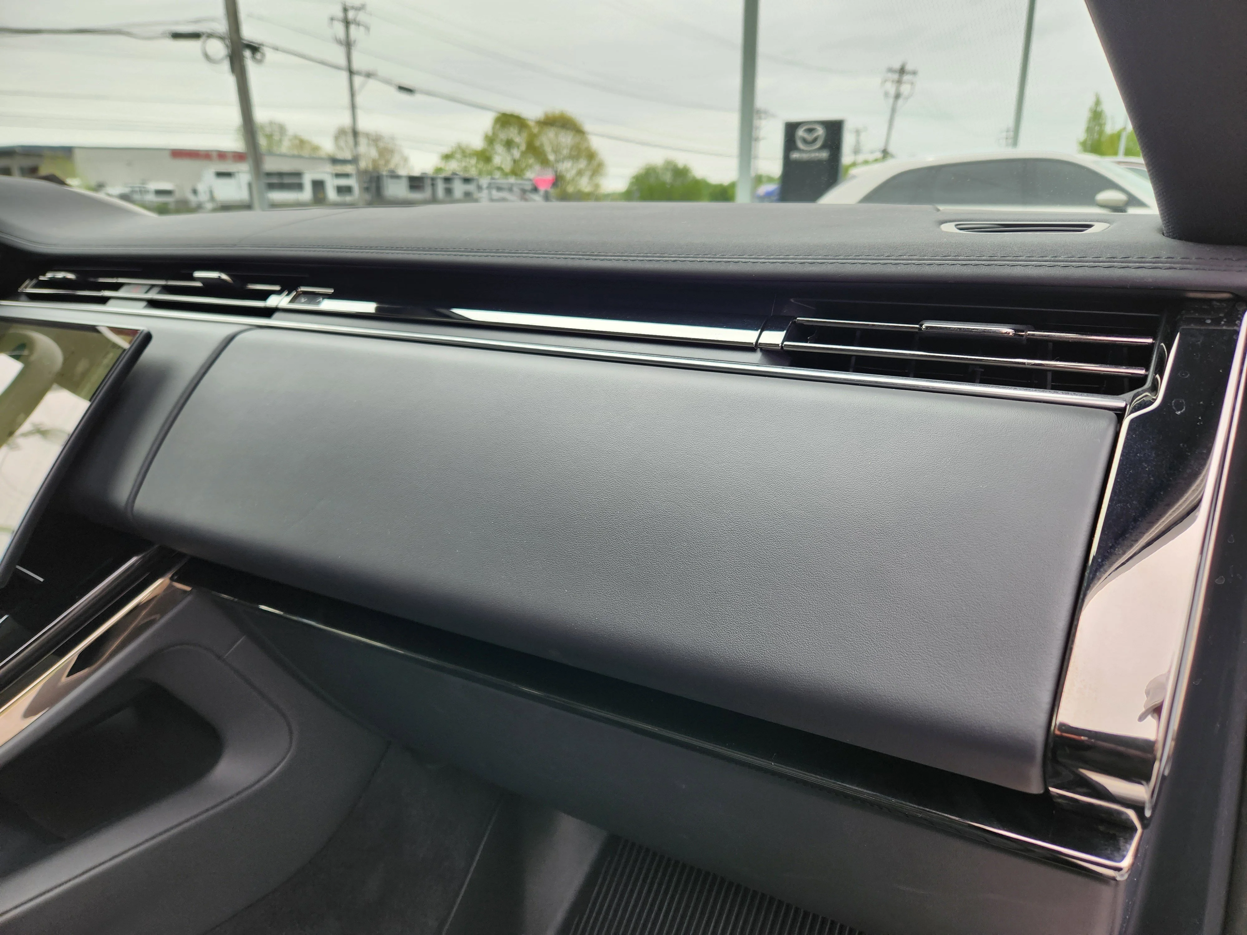 Certified Used 2024 Fuji White Land Rover SE image 15