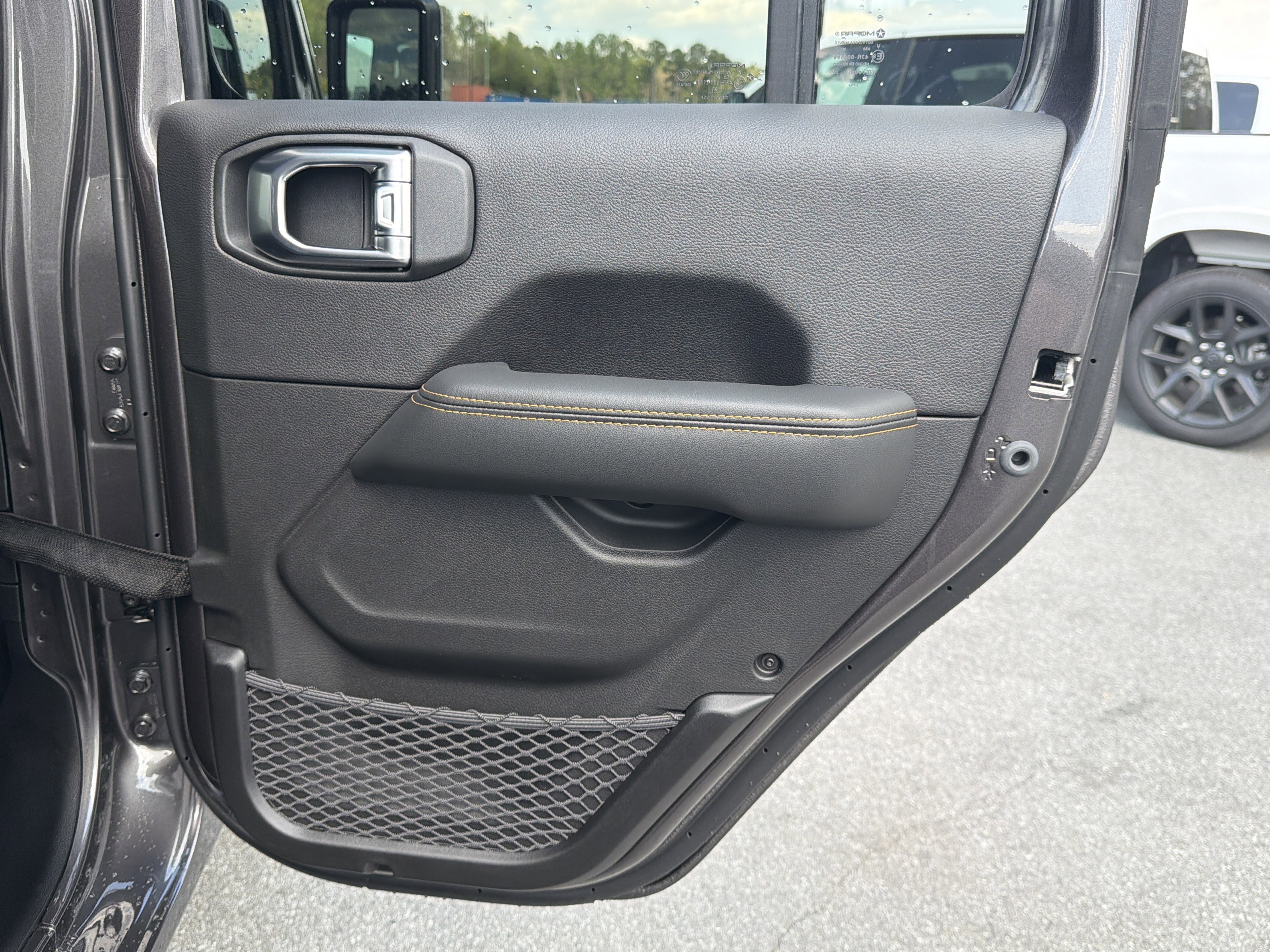 New 2026 Granite Crystal Metallic Clearcoat Jeep Sahara image 19