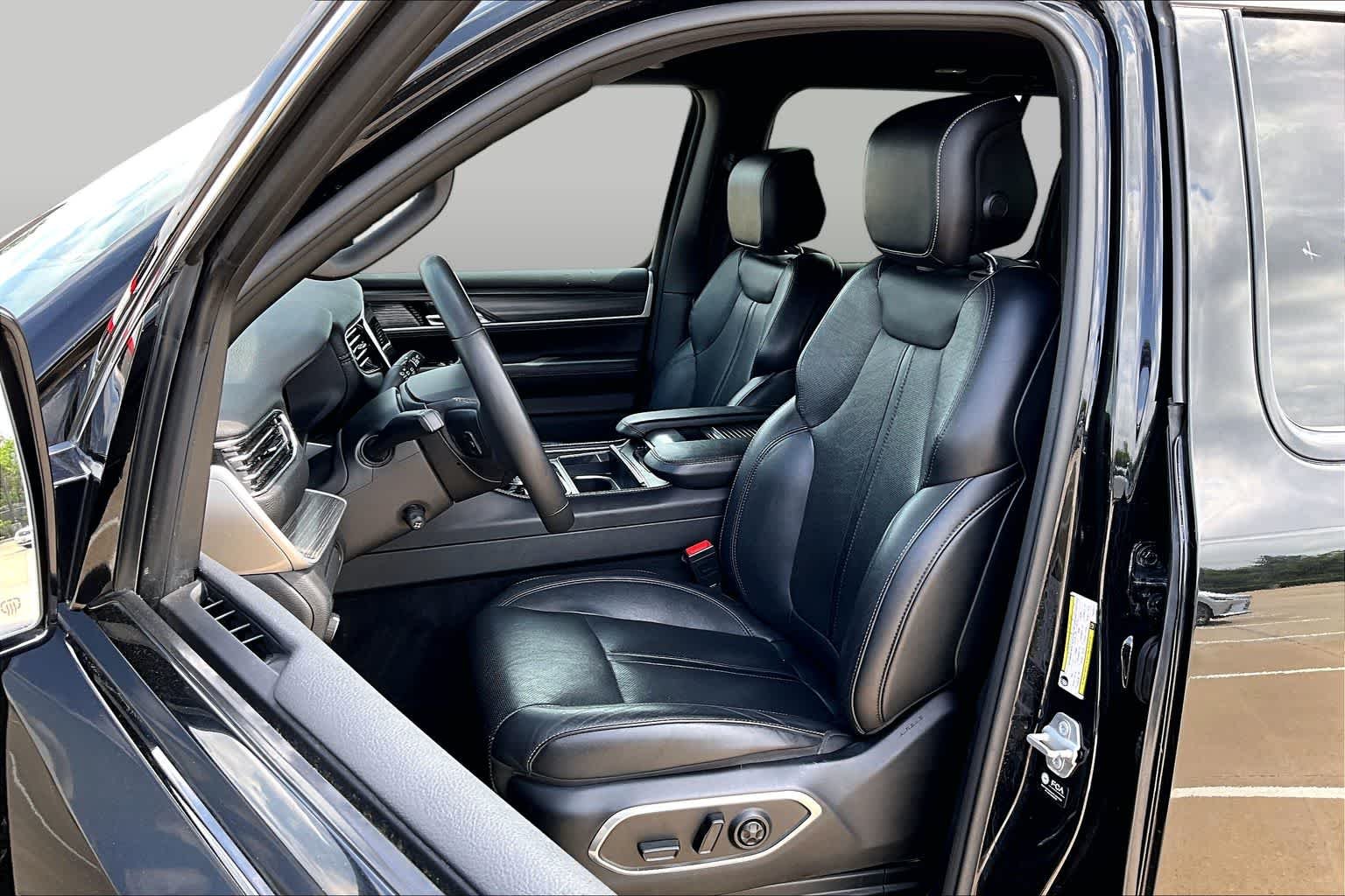 Used 2023 Diamond Black Crystal Pearlcoat Jeep Series II image 8