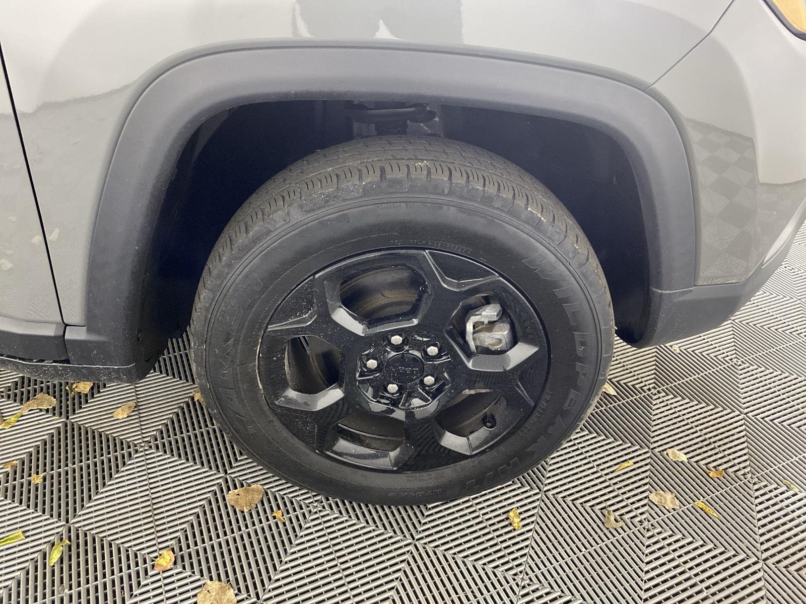 Used 2023 Sting-Gray Clearcoat Jeep Trailhawk image 13
