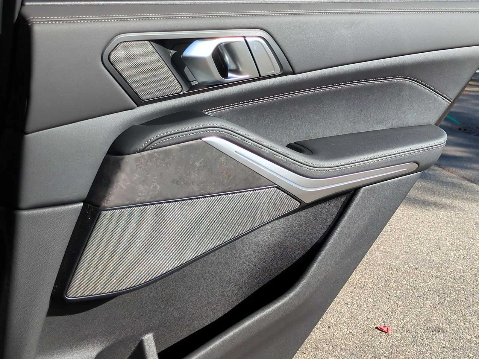 New 2026 Black Sapphire Metallic BMW M60i image 40