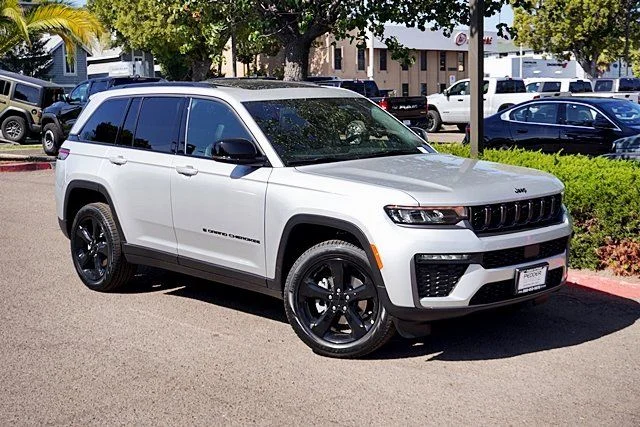 New 2026 Silver Zynith Exterior Paint Jeep Limited image 3