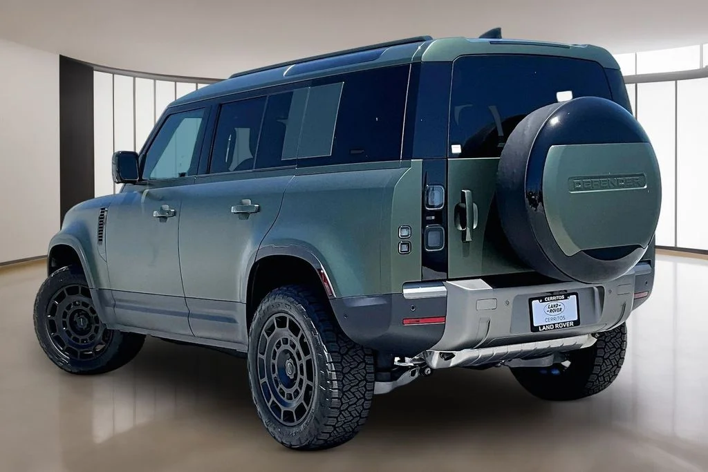 New 2026 Green Land Rover S image 3